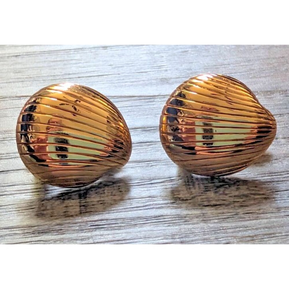 Beautiful Vintage Monet Gold Tone Sea Shell Clip On Earrings